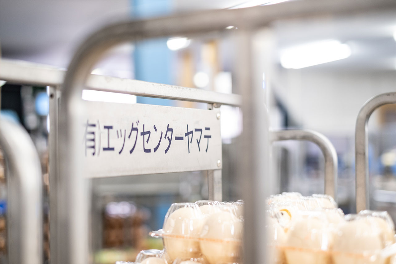 トラックに荷物を積む様子