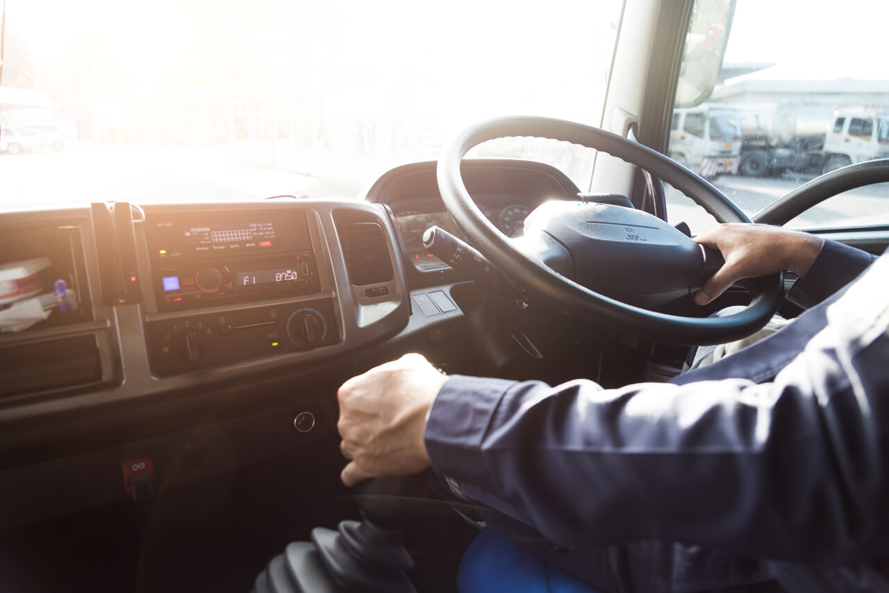トラックドライバーの運転の様子